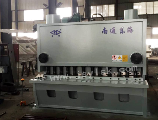 QC11Y系列液壓閘式剪板機(jī)